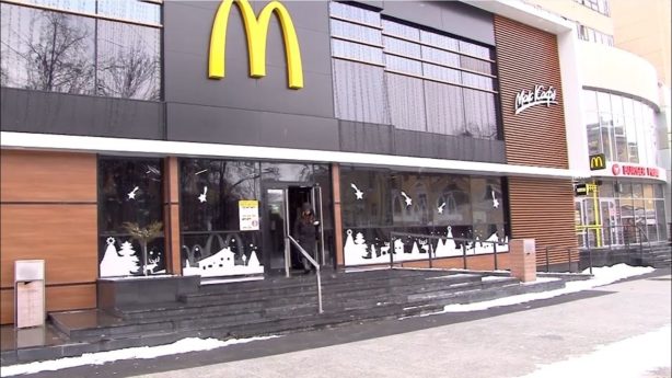 Компания, «импортозаместившая» McDonald’s, набирает работников на зарплаты ниже среднеобластных