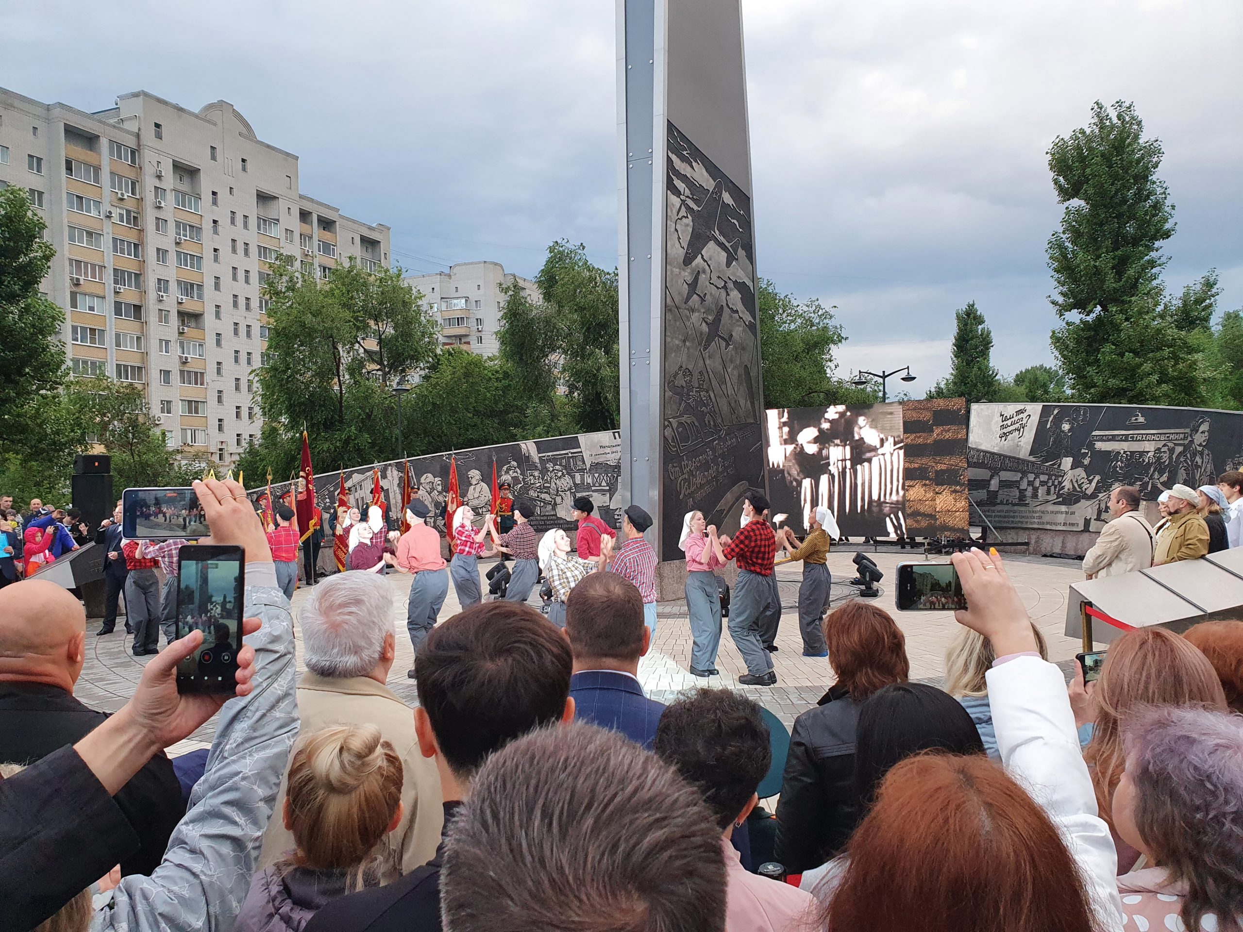 В Саратове открыли десятую стелу «Город трудовой доблести». Фоторепортаж