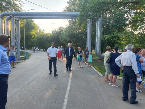 Фоторепортаж встречи Плеханова с жителями «Летки»