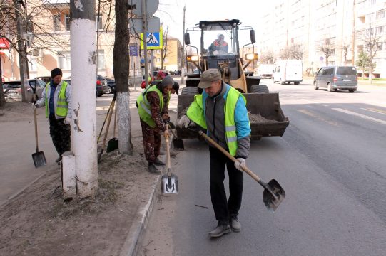 «СпецАТХ» убирала от мусора 10% тротуаров