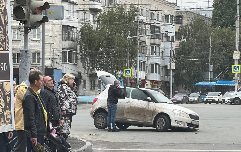 Автомобиль провалился в новый асфальт возле Сенного рынка