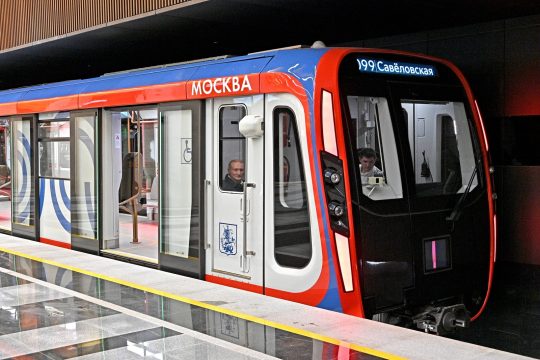 Немецкие стеклопакеты в вагонах метро Москвы заменили саратовскими
