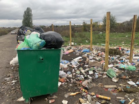 Саратовцы платят за уборку мусора, но все равно задыхаются от невывезенных отходов