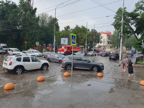 В Саратове после ливней полностью затопило улицу Кутякова. Видео