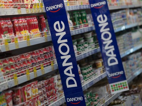Корпорация Danone всячески затягивает свой уход из России