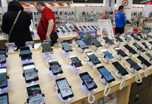 Средняя стоимость нефлагманского смартфона в России упала до 14 тысяч