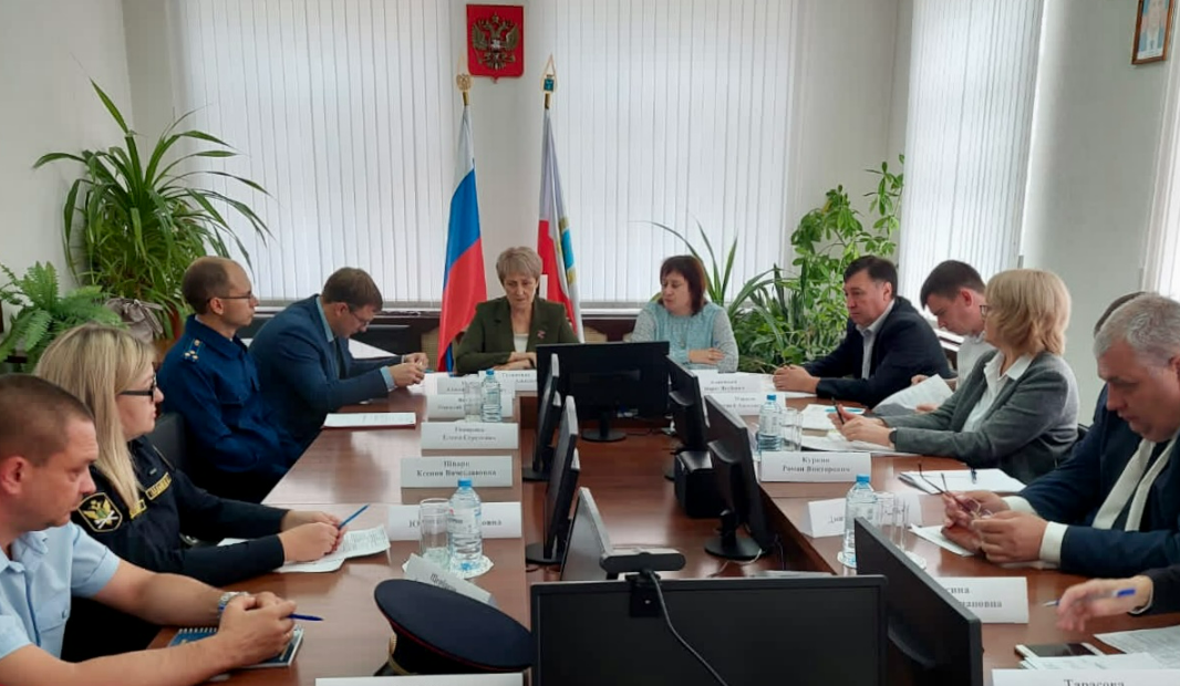 В Саратовской области двенадцать чиновников пытались уговорить 13 предпринимателей повысить зарплату