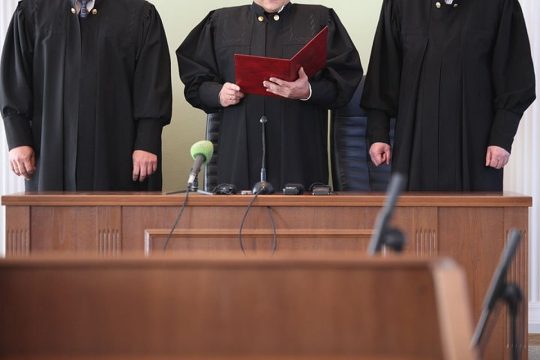 Саратовский областной суд потребовал обеспечить мировых судей мантиями