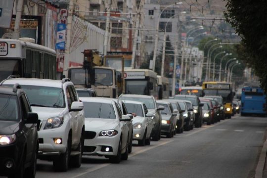 Транспортный коллапс в Саратове пытаются ликвидировать