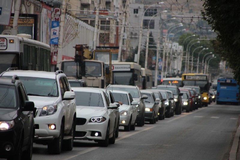 Транспортный коллапс в Саратове пытаются ликвидировать