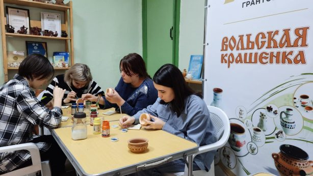 Вольская крашенка, саратовская глиняная игрушка и сарпинка станут украшениями для ёлки в Москве