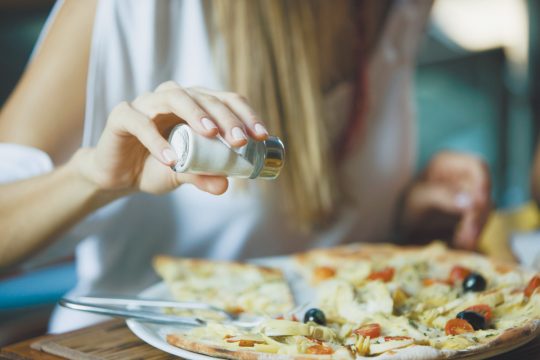 Привычка подсаливать пищу может привести к диабету