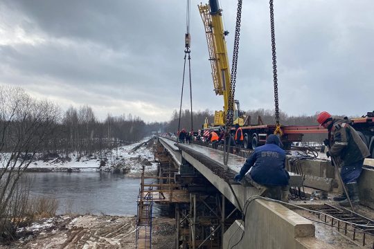 Энергетики обеспечили электричеством ремонт моста на реке Елань
