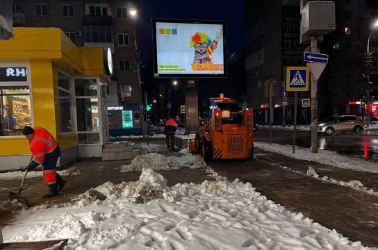 На улицах Саратова со снегом и льдом борются 225 единиц техники и более 300 рабочих