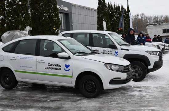 Саратовские и энгельсские медики накануне Нового года получили 46 новых автомобилей