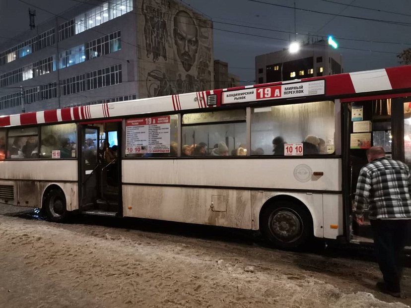 Разовый электропоезд и дублирующие автобусы: как ездят саратовцы без трамваев из Заводского