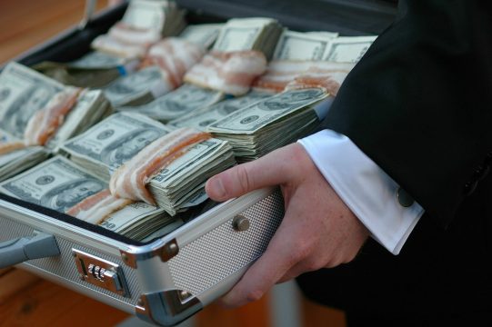 Наполнение бюджета РФ коррупционным конфискатом идет параллельно списанию денег регионам