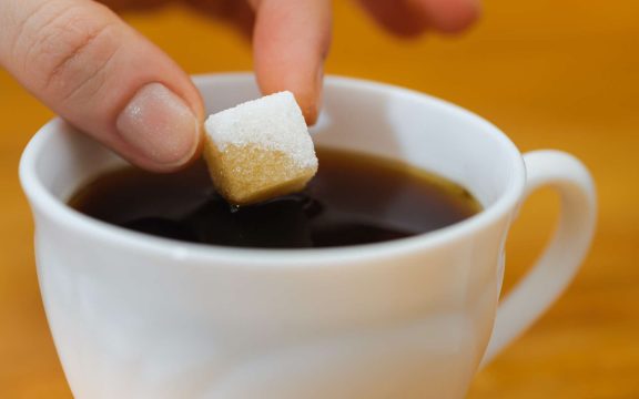 Установлено безвредное количество сахара в чае