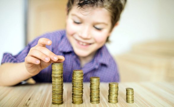 Опрос «Авито»: как много денег родители выдают детям на карманные расходы?