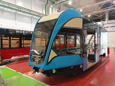 Первый вагон нового трамвая «Богатырь» для Саратова прошёл процедуру покраски