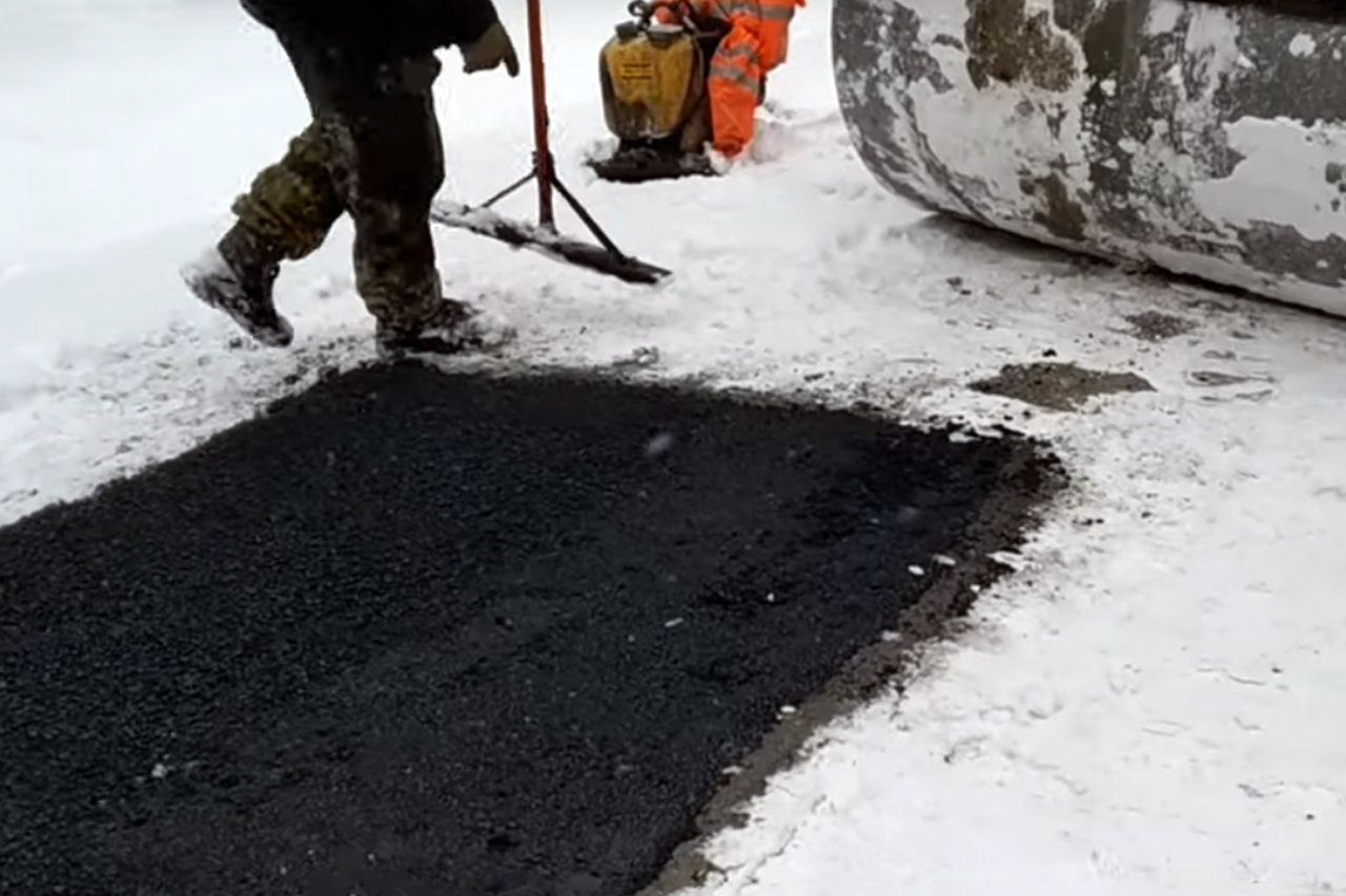 Коммунальщики Саратова на месте проведения работ уложили отличные заплатки