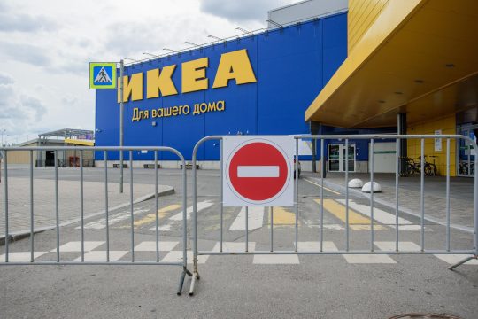 Компанию IKEA в России вынуждают расплачиваться по долгам