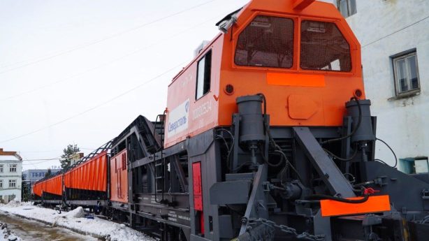Снегоуборочный поезд из Энгельса  отправился   в Оленегорск