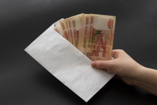Федеральные чиновники пытаются бороться с «зарплатами в конвертах»