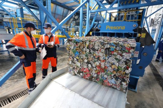 Принадлежащая «Ростеху» компания только в январе переработала 80 миллионов пластиковых бутылок