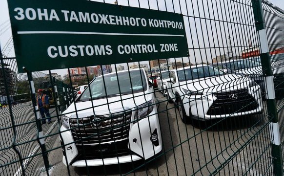 С российских покупателей импортных машин потребовали существенно доплатить