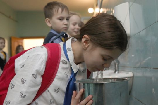 Саратовским детям власть обещает обеспечить качественную питьевую воду