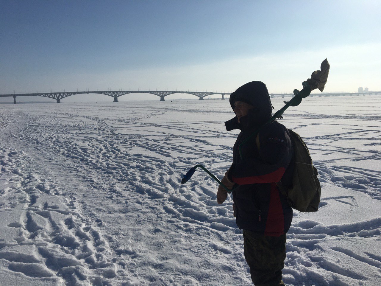 Рыбаки, лыжники и просто отдыхающие вышли на лед