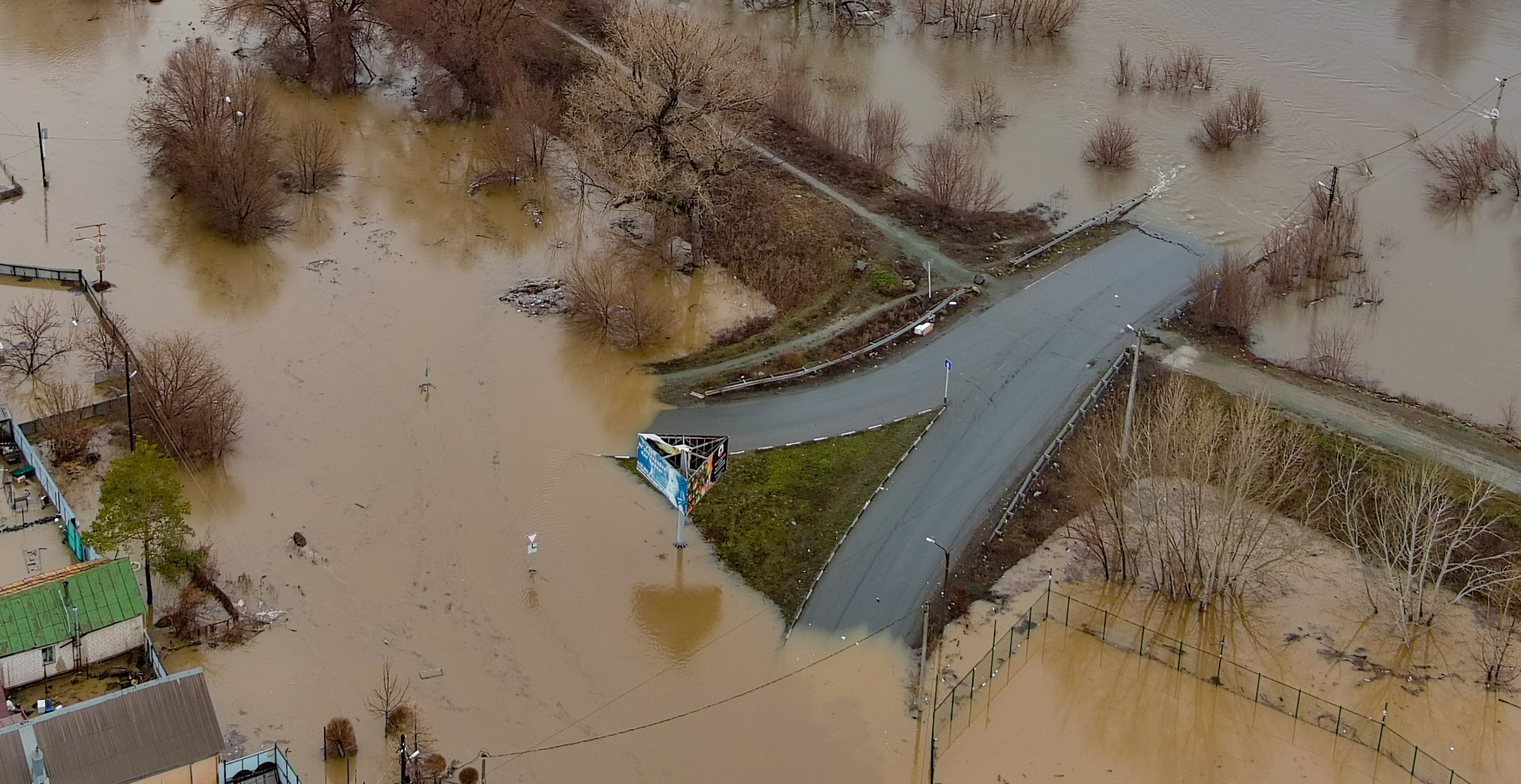 Пострадавшим Орска доставляют дополнительные объемы воды и хлеба