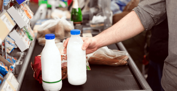 С 1 мая в России официально заработала система блокировки продаж просроченной молочной продукции и питьевой воды