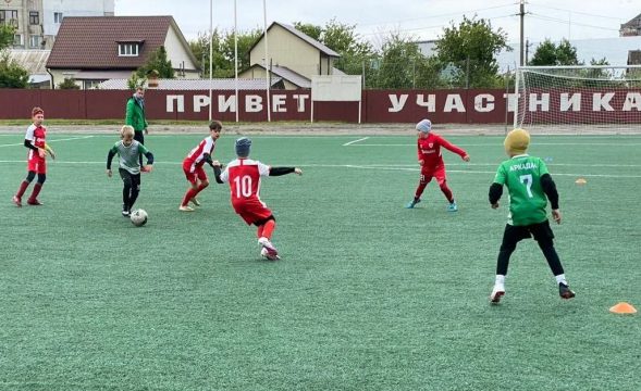 Юные спортсмены Саратовской области провели первые игры турнира «Кожаный мяч»