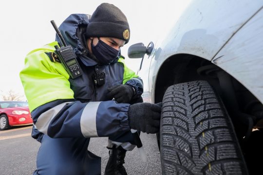 Российских автомобилистов начинают штрафовать за зимнюю резину