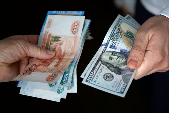 В РФ готовятся открыть спецмагазины за валюту