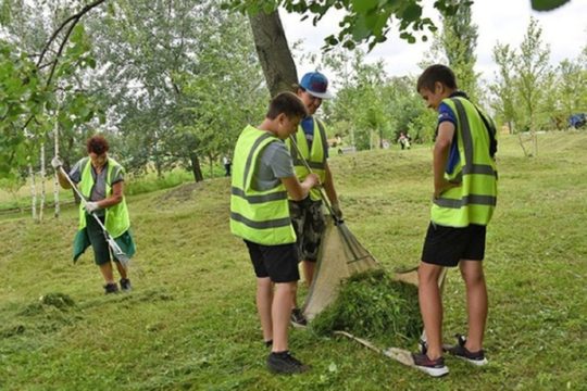 Где и кем работали подростки этим летом?