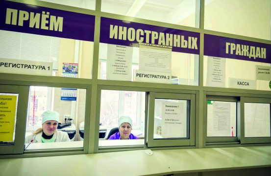 С иностранцами в Саратовской области работает всё меньше медучреждений