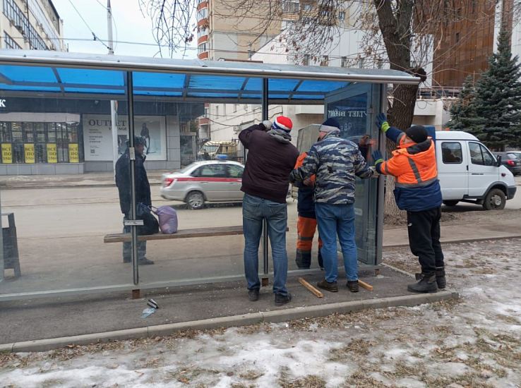 В Саратове ремонтируют остановочные павильоны-убийцы