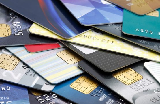Россияне задолжали по  кредитным картам  около полутриллиона рублей