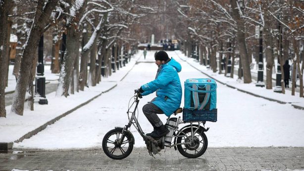 Мобильных курьеров штрафуют за нарушения ПДД