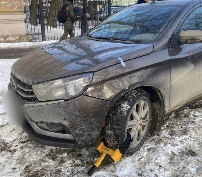 Блондинка оплатила штрафы после ареста автомобиля