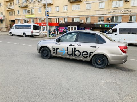 Таксисты обязаны заключить полис ОСГОП