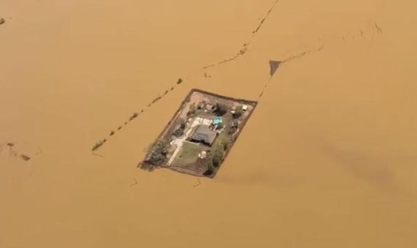 Спасти семейный дом от масштабного потопа фермерам из Теннесси помог их покойный отец