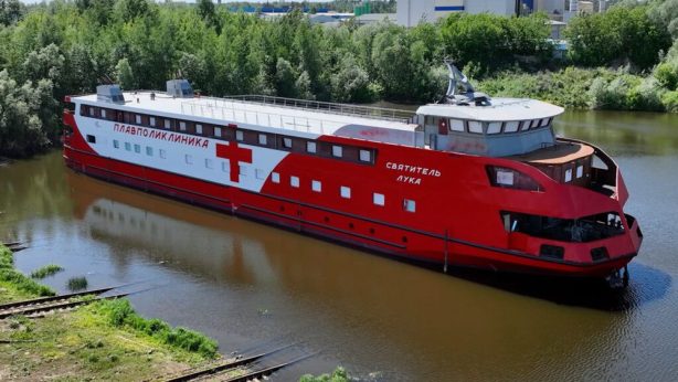 В России спущена на воду первая плавучая поликлиника нового типа