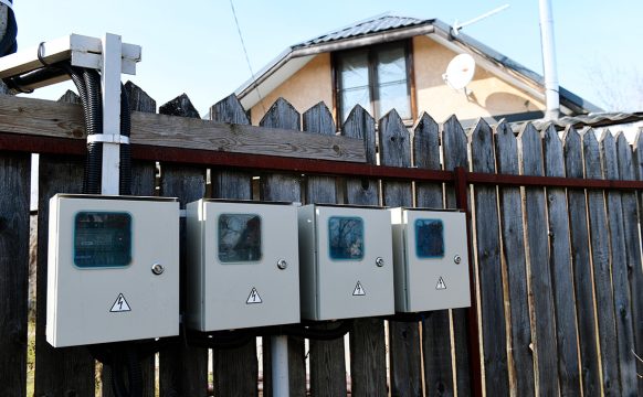 Энергетики из Энгельса незаконно отключали электроэнергию  дачникам