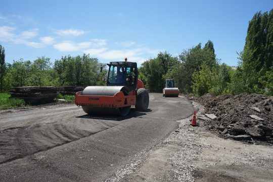 В Пугачеве ремонтируют дороги на основе переработки старого дорожного полотна  