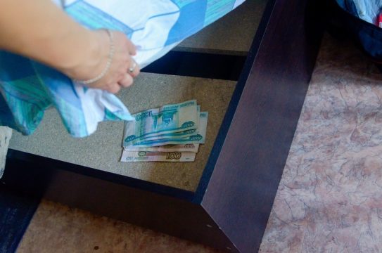 Под матрасом хранят свои сбережения всего 7% россиян.