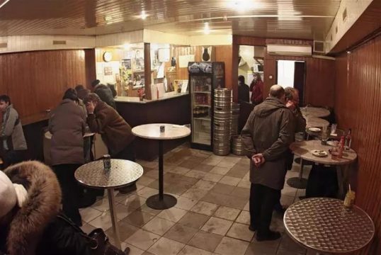 В Санкт-Петербурге ограничили работу «наливаек» в жилых домах